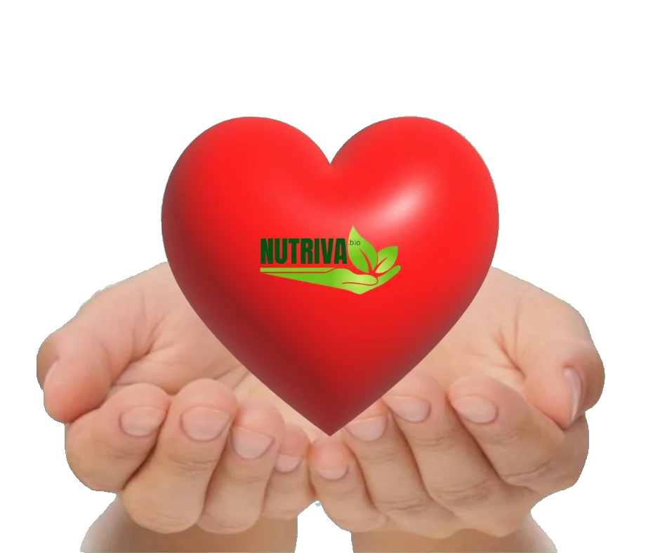 Manos sosteniendo un corazón rojo con el logo de NUTRIVA